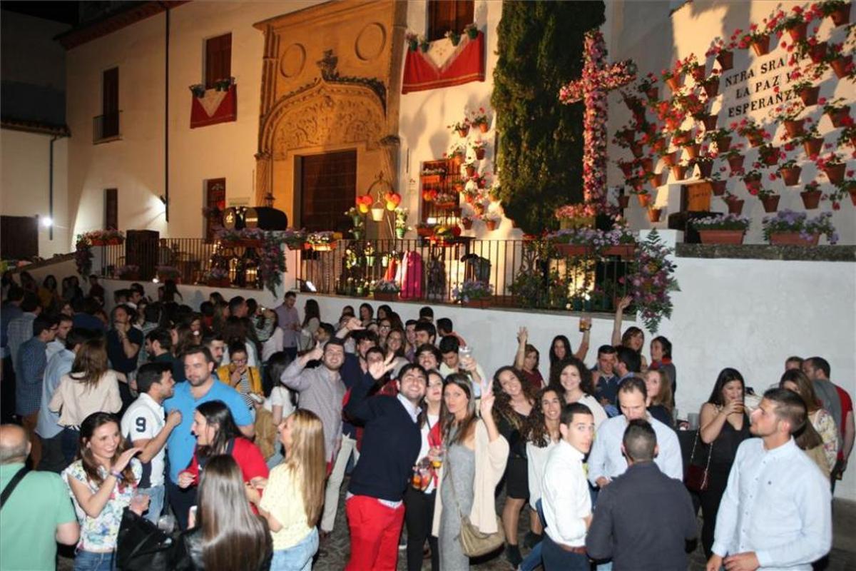 El Ayuntamiento frena el botellón en las Cruces