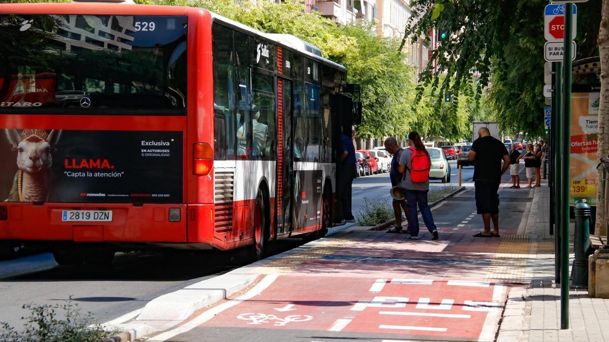 Un autobús urbano de Alcoy, que este año incorporará dos autocares de propulsión eléctrica