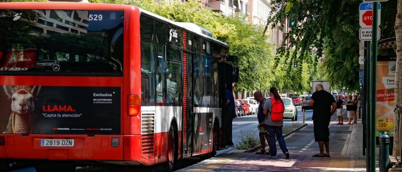 Un autobús urbano de Alcoy, que este año incorporará dos autocares de propulsión eléctrica