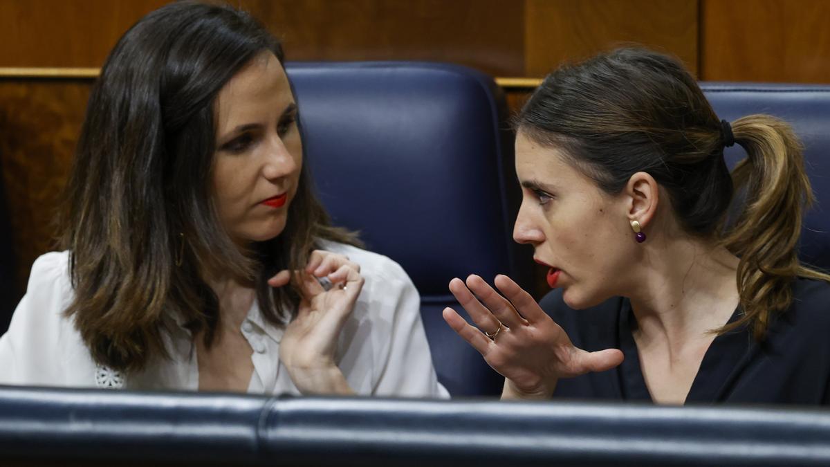 Las ministras de Derechos Sociales, Ione Belarra, e Igualdad, Irene Montero, en el Congreso.