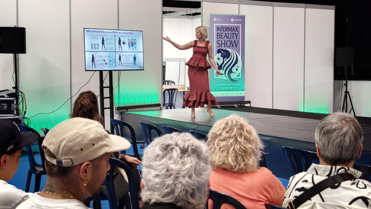 Charla de la coach de imagen  Sonia Felpete, dentro del salón de belleza y estética avanzada.