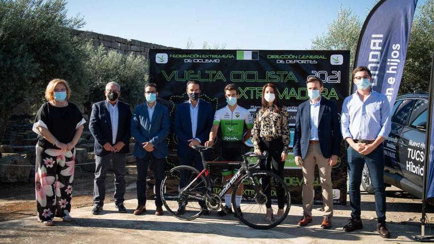 Participantes este lunes en Mérida en la presentación de la Vuelta a Extremadura.