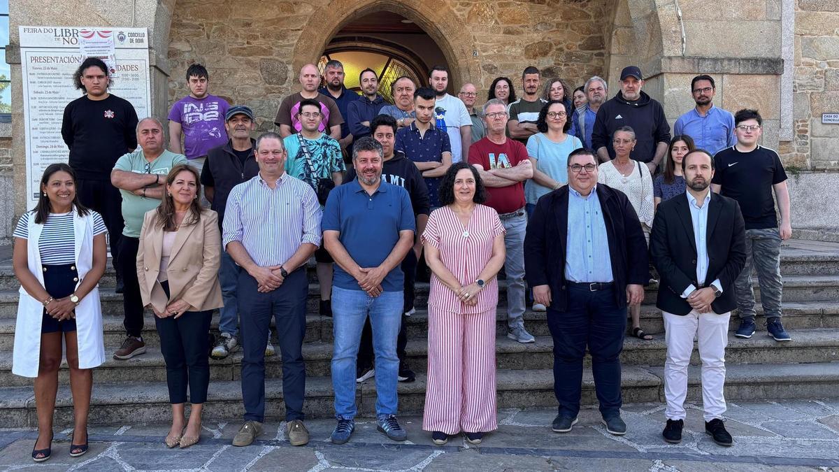 Do Campo, delante en el centro, con los alcaldes de Outes, Noia y Lousame y los alumnos del taller.