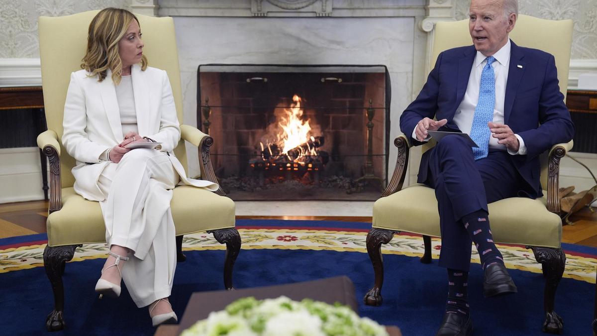 La primera ministra de Italia, Giorgia Meloni, y el presidente de EEUU, Joe Biden, durante su reunión en el Despacho Oval, este viernes.