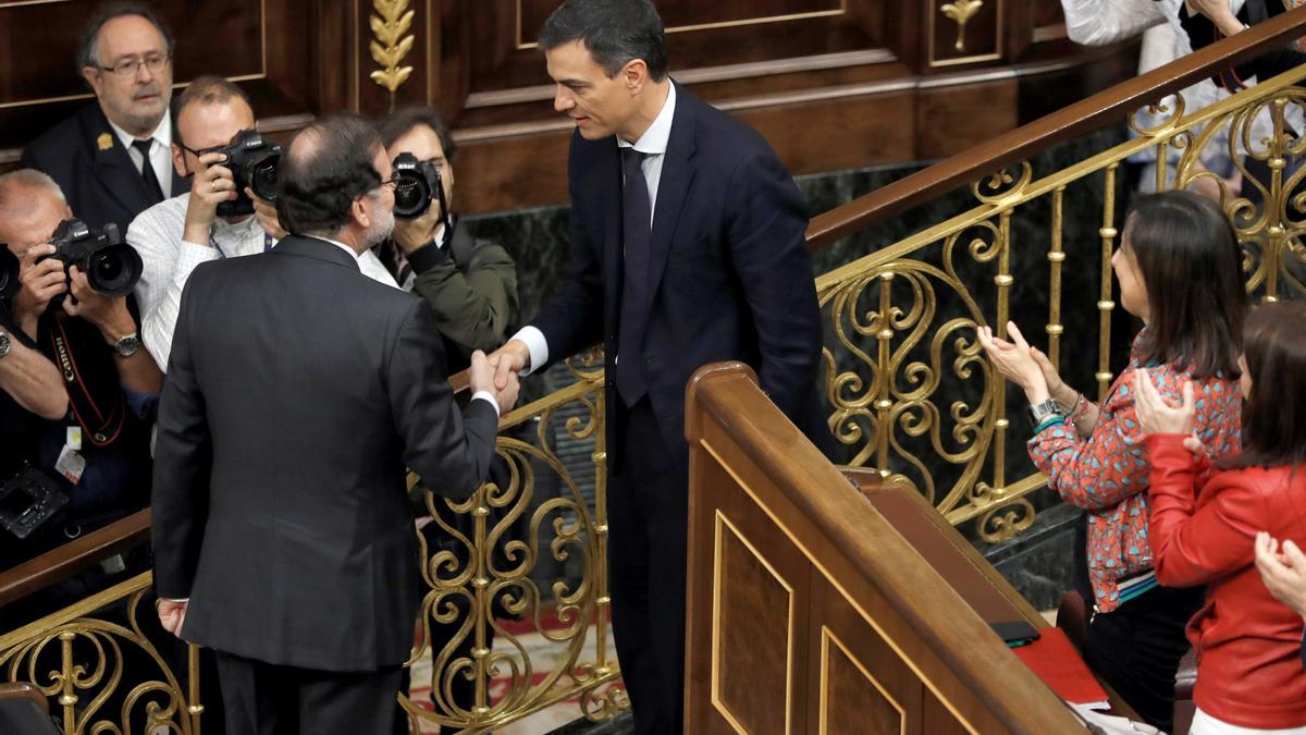 El expresidente Mariano Rajoy saluda a Pedro Sánchez durante la moción de censura.