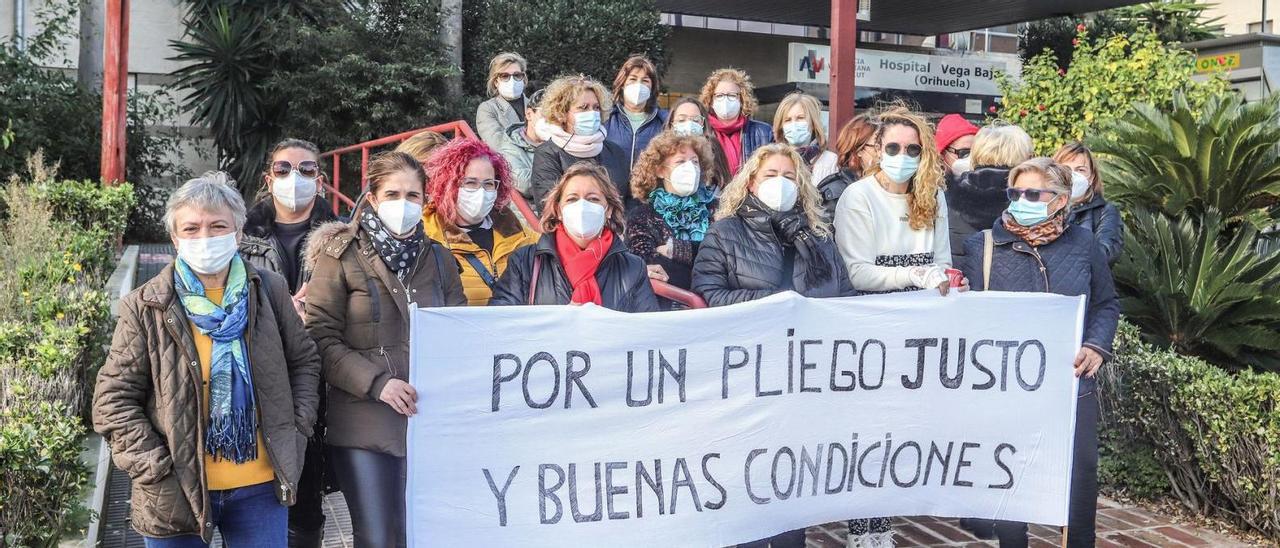 Varias trabajadoras se concentraron ayer en la puerta del Hospital Vega Baja para reclamar mejores condiciones. | TONY SEVILLA