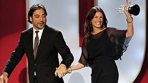 Julia Roberts recull el premi Donostia de mans de Javier Bardem