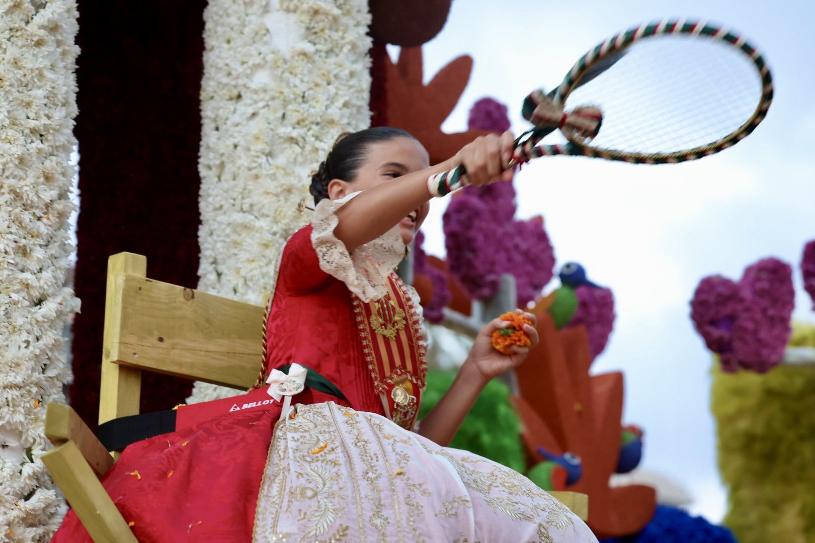 La Batalla de Flores reúne a las falleras de 2022 y 2023