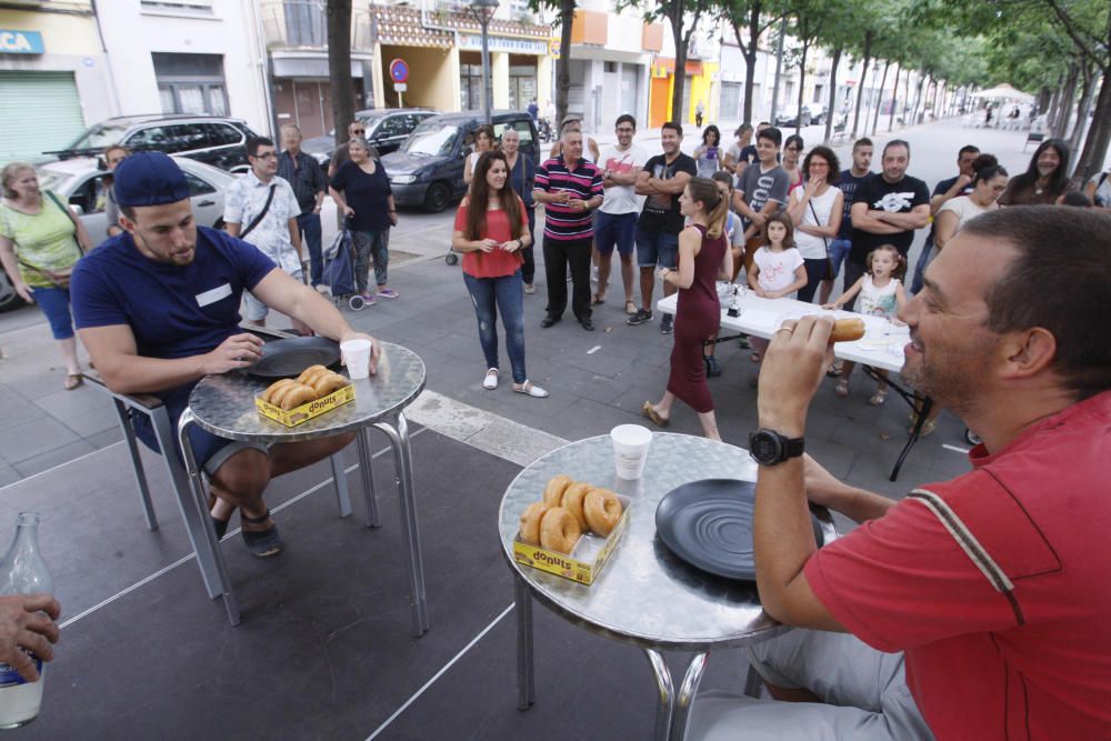 Primer concurs de menjar donuts a Salt