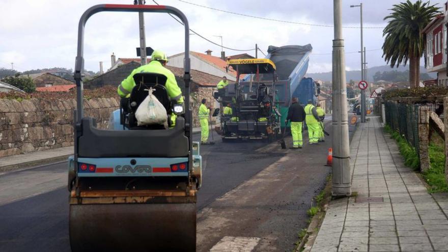 Trabajos de asfaltado en la entrada de Cambados. |  Noé Parga