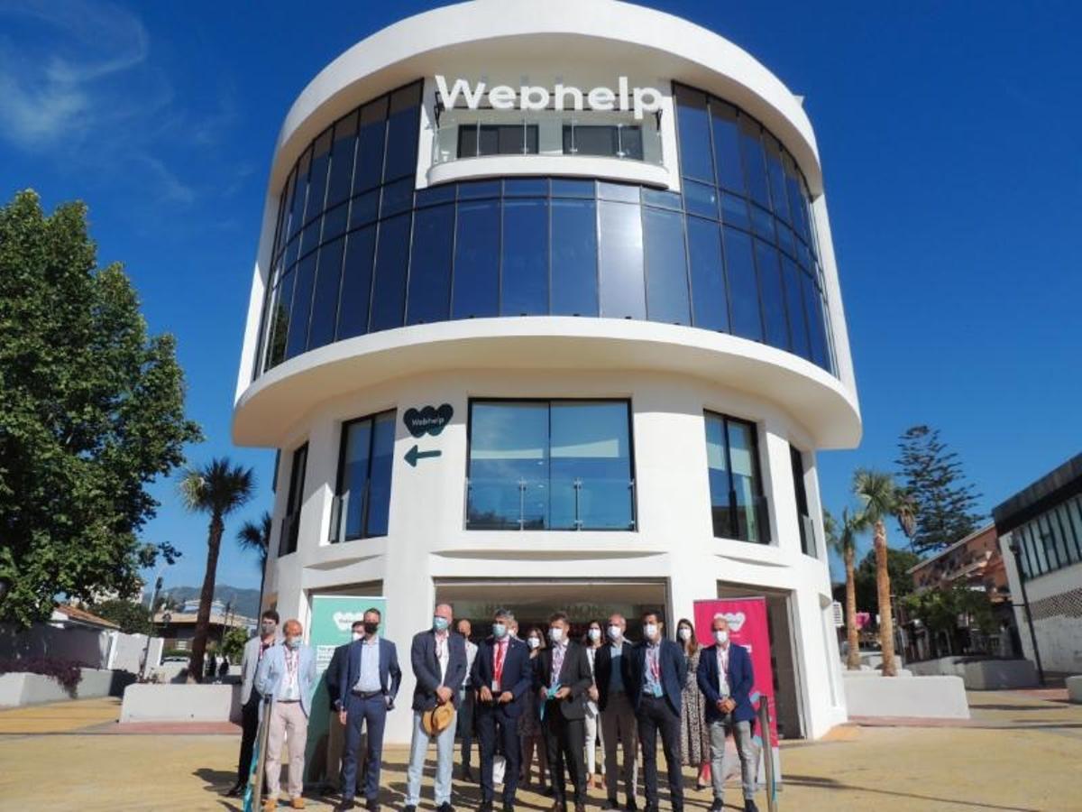 Foto de familia de la inauguración del centro de ventas del Grupo Webhelp en Benalmádena.