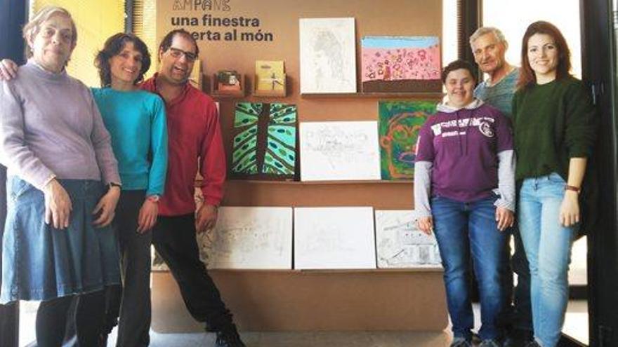 Artistes i monitores al costat de la mostra «Una finestra oberta al món»