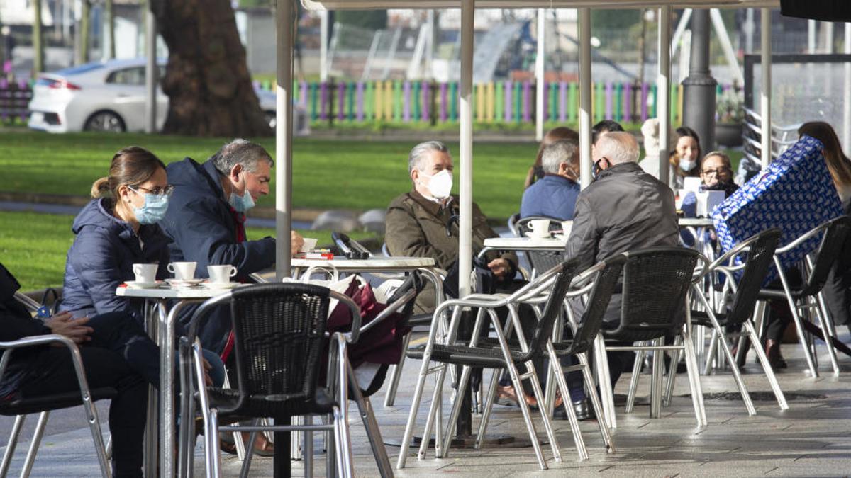 Personas sentadas en las terrazas de un restaurante de Avilés, en Asturias