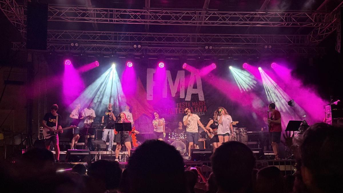Actuació ahir al vespre de l'Orquestra de l'Alternativa a la plaça Puigmercadal
