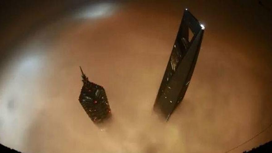 Dos jóvenes rusos escalan la Torre de Shanghái de 632 metros sin ningún equipo de seguridad
