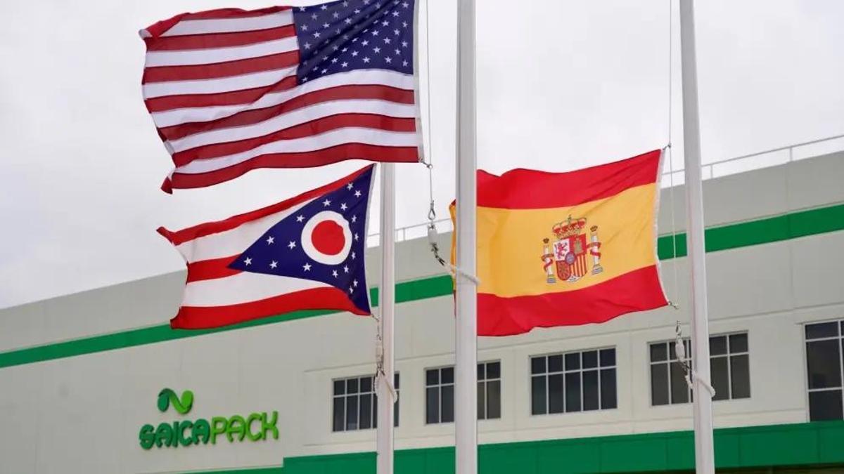 Las banderas de EEUU, España y Ohio en la fábrica de Saica en Hamilton, ubicada en esta último estado.