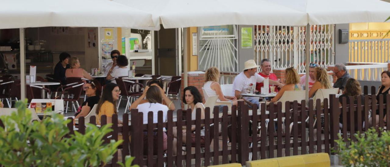 Terraza de uno de los restaurantes de la playa de Tavernes de la Valldigna. en una imagen de ayer.