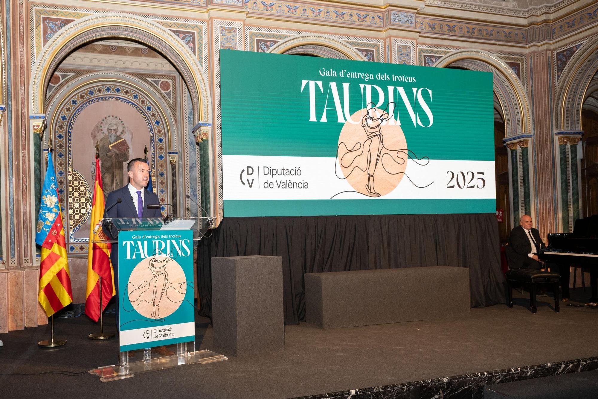 La gala de los premios taurinos de la Diputación de Valencia con Roca Rey, en imágenes