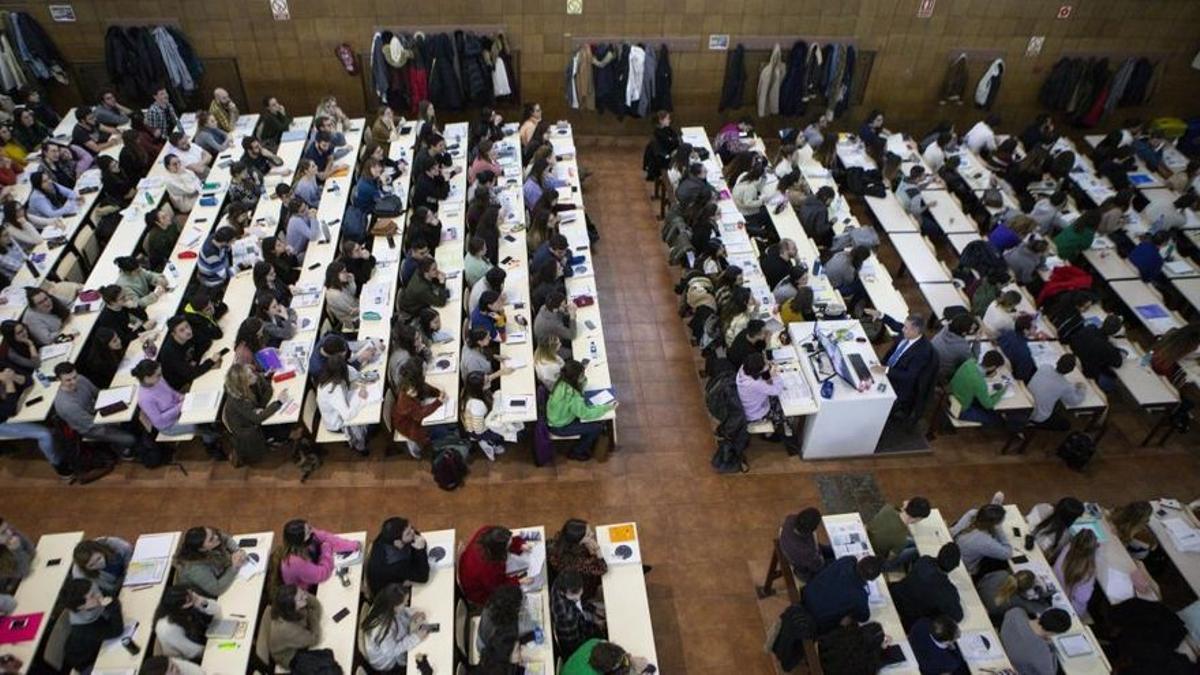 Imagen de archivo de un examen MIR en Asturias.