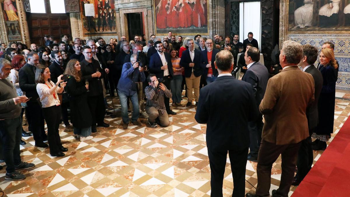 Pérez Llorca, rodeado de otros miembros del Consell, durante el brindis con la prensa.