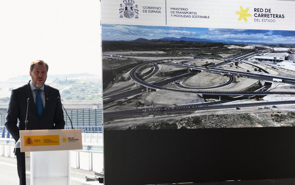 Óscar Puente atiende a los medios durante la inauguración del tercer tramo del Arco Noroeste