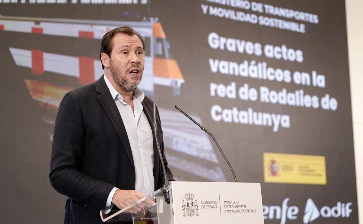 El ministro Puente, este lunes, dando cuenta de las incidencias en Rodalies