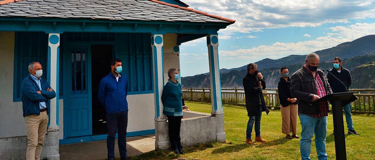 Por la izquierda, el vecino y empresario de Cadavedo Alberto Fernández; el alcalde de Valdés, Óscar Pérez; la presidenta de la Asociación del Camino de Santiago de Valdés, Mary Rico; el portavoz de la Sociedad Popular La Regalina, Ángel Valverde; la presidenta de la Asociación de Vecinos de Cadavedo, Aroa Avello; el pregonero de la fiesta de La Regalina, José Manuel Fernández; y el presidente de la Sociedad, Marcos Fernández, en el campo de La Garita de Cadavedo, junto a la ermita. | AANA M. SERRANO