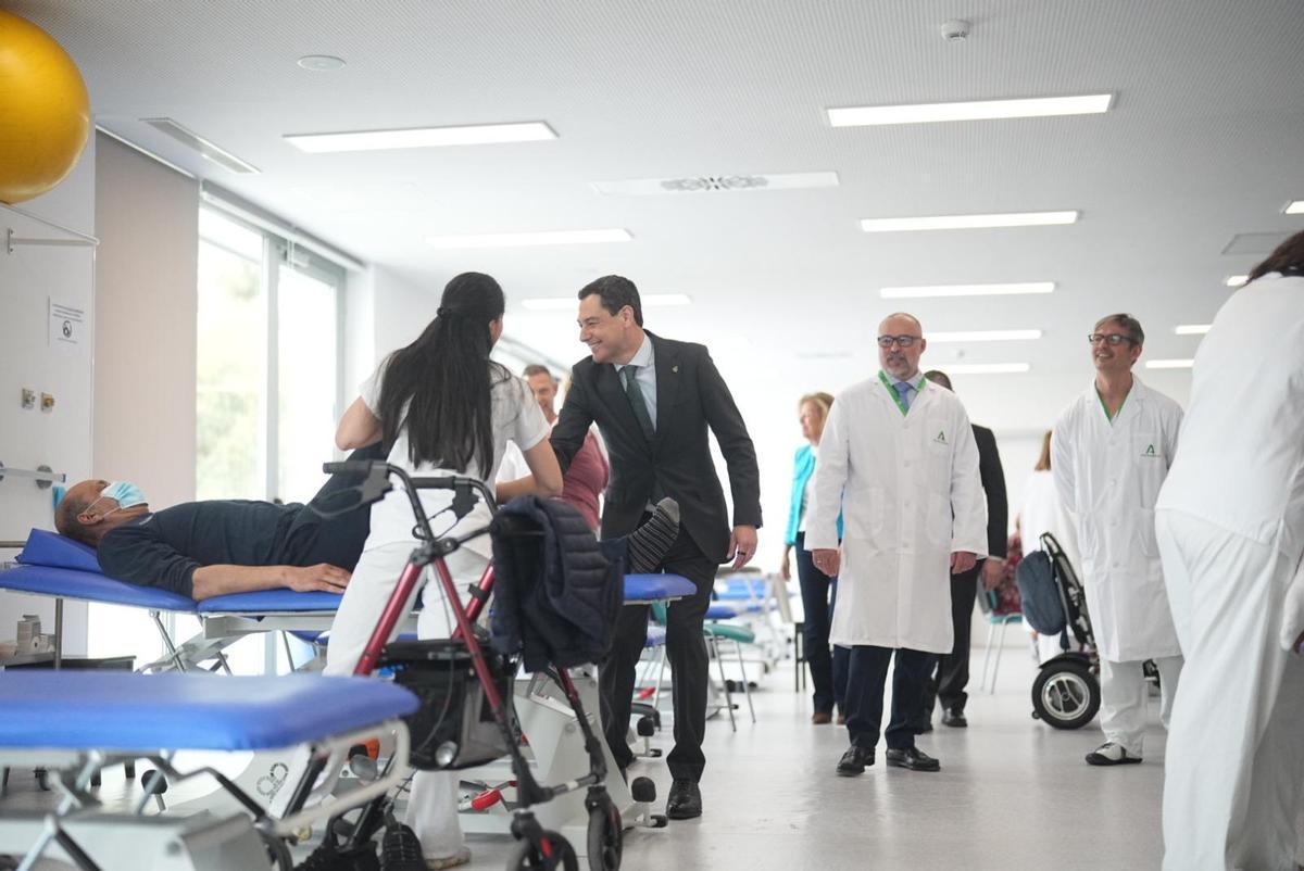 Junma Moreno saluda a varios sanitarios, durante el acto en el Hospital Costa del Sol