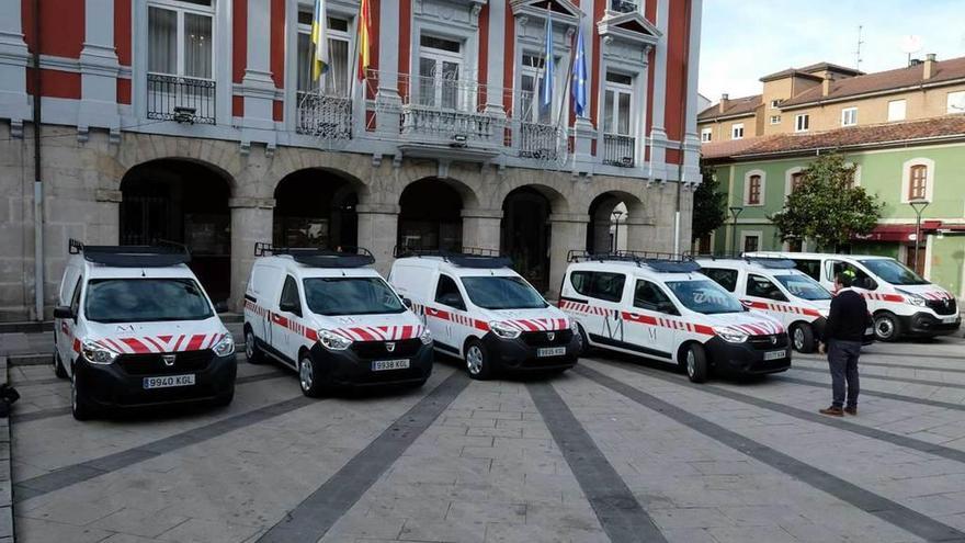 Mieres presenta su nueva flota de vehículos para los servicios locales