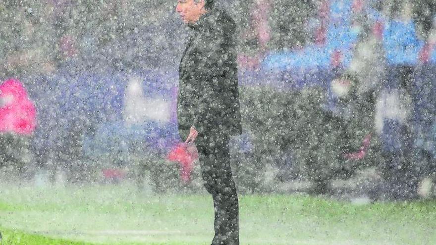 Javi Pereira, el viernes, mientras dirigía al equipo bajo la lluvia frente al Athletic Club. | FRANCISCO CALABUIG