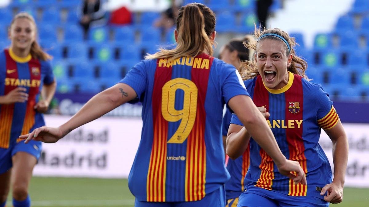 Alexia Putellas y Mariona celebran uno de los goles contra el Madrid CFF