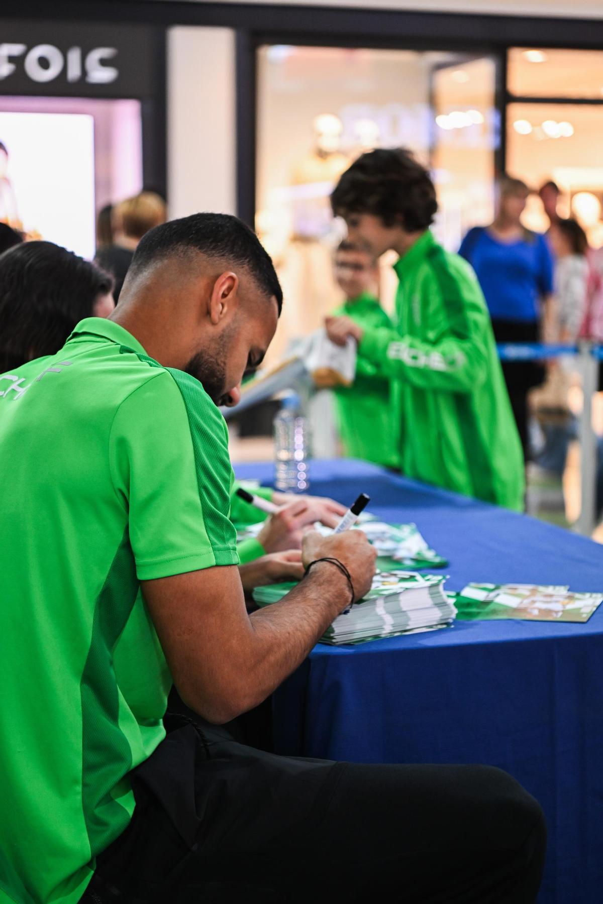 Mourad firmando autógrafos, este miércoles, en el Centro Comercial L'Aljub