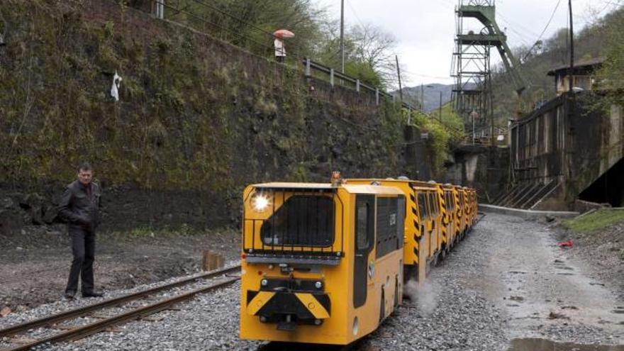 El tren minero de Samuño, en su viaje inaugural.