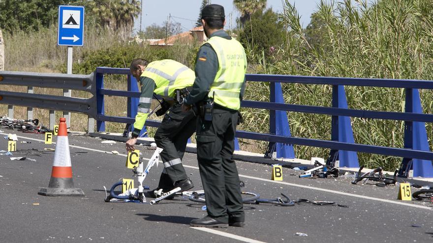 La Guardia Civil inspecciona el lugar del accidente en Oliva.