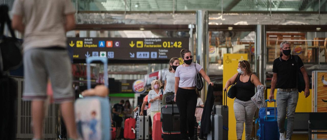 Llegada de turistas al aeropuerto Tenerife Sur.