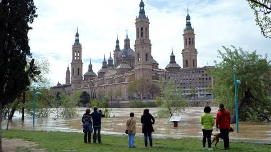 El riu Ebre creix, arriba a Saragossa i inunda 500 hectàrees al seu pas