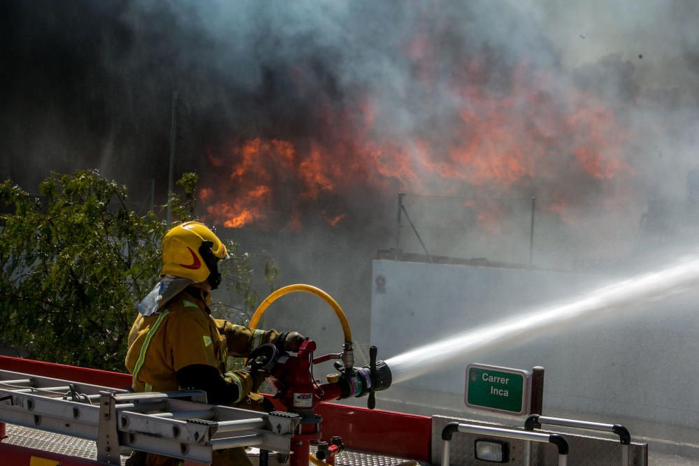 Incendio en el polígono de Carrrús en Elche