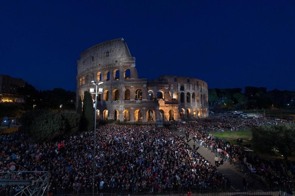 El Papa preside el Via Crucis en el Coliseo romano.