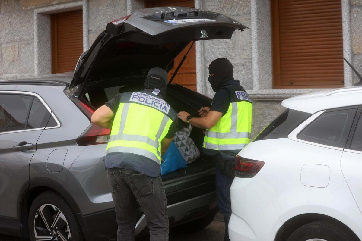 Agentes de la Udyco de Pontevedra en una operación contra el narcotráfico en Arousa.