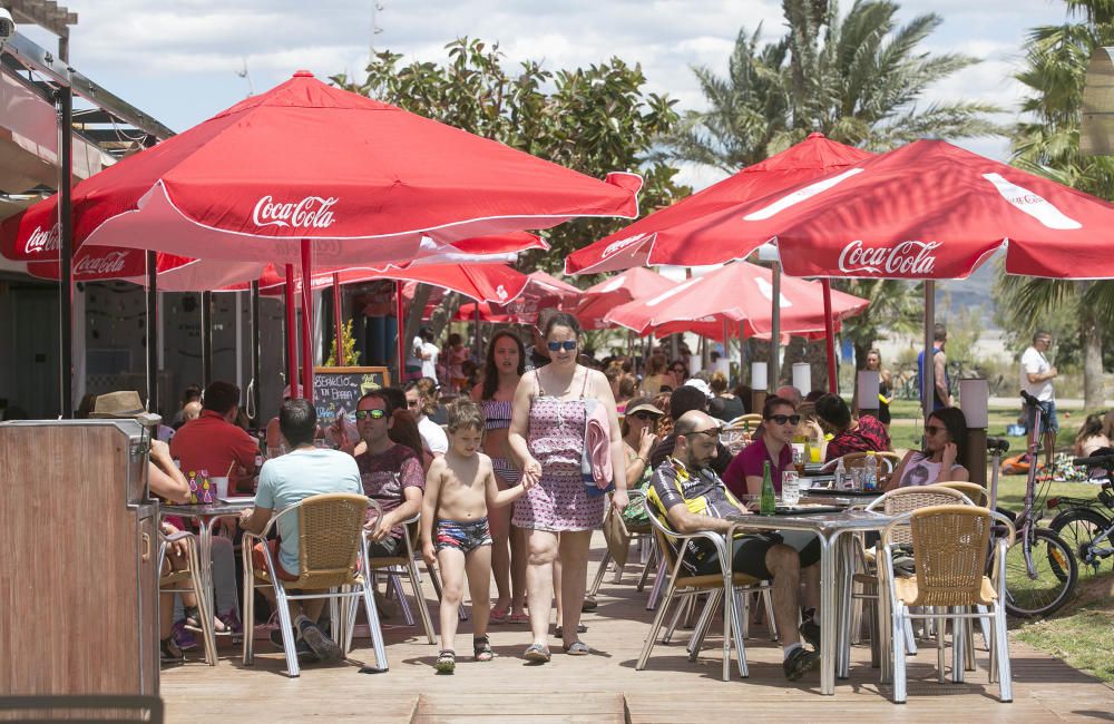 Día de playa con el termómetro cerca de los 30º en Castelló