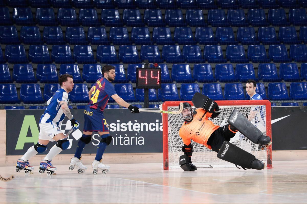 Sergi Fernández intenta parar una bola