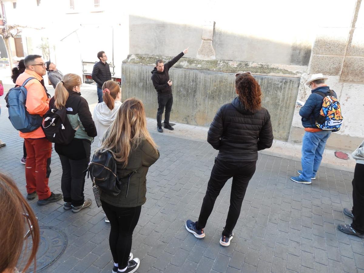 Observant els epitafis romans a  la façana de  l’església de l'Énova.