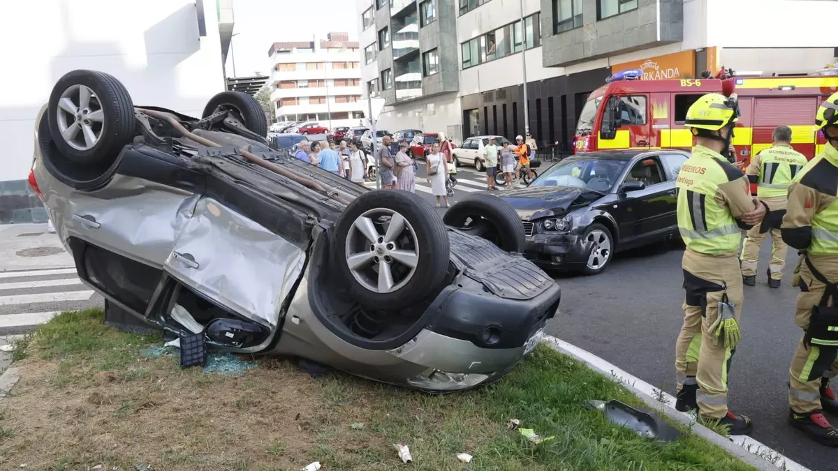 Una excarcelada y varios heridos en un choque entre dos turismos en el barrio de Santa Marta en Santiago