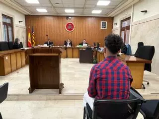 Un joven niega haber patroneado una patera de Argelia a Ibiza, pero reconoce que no pagó el viaje