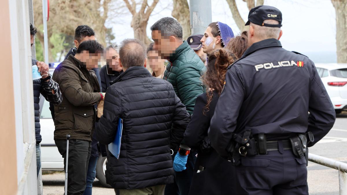 Agentes de Policía y funcionarios de un juzgado durante un registro en una vivienda de la avenida Atlántida de Vigo