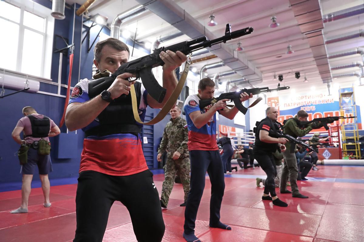 Ciudadanos de Moscú participan en un entrenamiento militar en el club militar-patriótico Yaropolk en Krasnogorsk