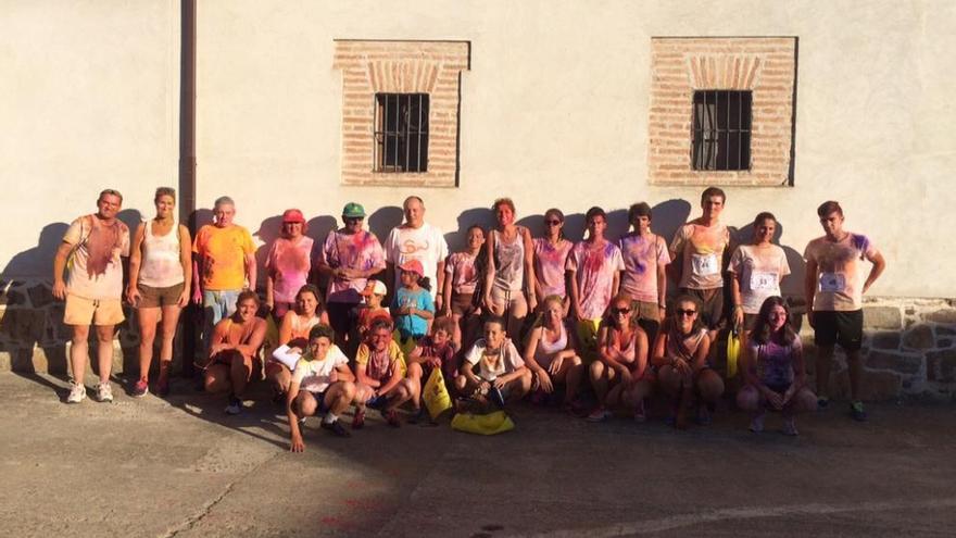 Foto de familia tras la maratón popular organizada por la asociación, que estuvo llena de colores.