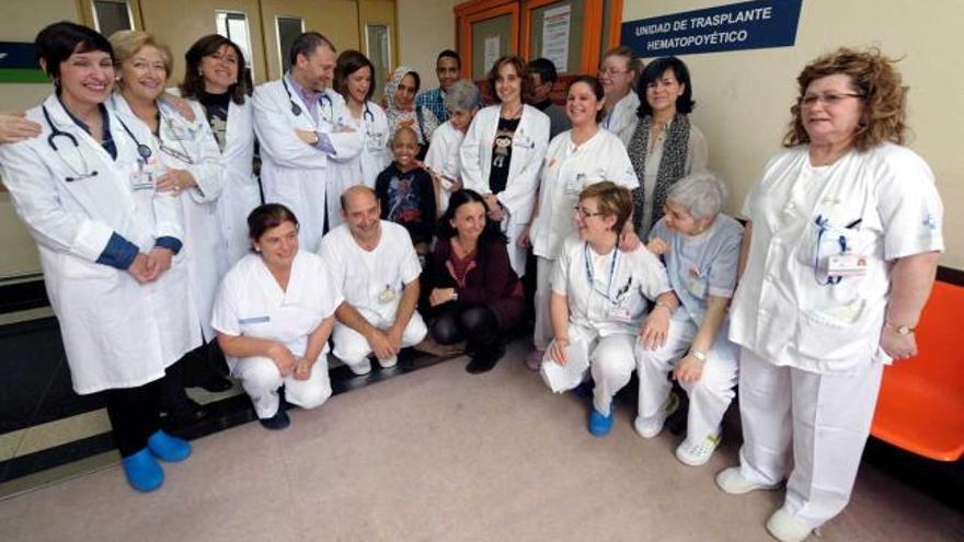 Equipo de trasplante de médula del HUCA. De izquierda a derecha, de pie, Ana Julia González (médica), Consuelo Rayón (jefa de sección), Ana Pilar González (médica), Carlos Vallejo (director del programa de trasplante), Pilar Palomo (hematóloga pediátrica), Limam Omar, Jadijetu Jalifa, Budbuda Omar, Laudelina Fernández (auxiliar), Soledad González (hematóloga pediátrica), Adelina Antuña (enfermera), Loli, Emilia Mayor (secretaria) y Ana Remedios Rollán (auxiliar). Agachados, Eva Baniela (enfermera), José Antonio Carvajal (supervisor), Ana Palacio (Cruz Roja) Marisa White (auxiliar) y Ana Chito (limpiadora).| nacho orejas