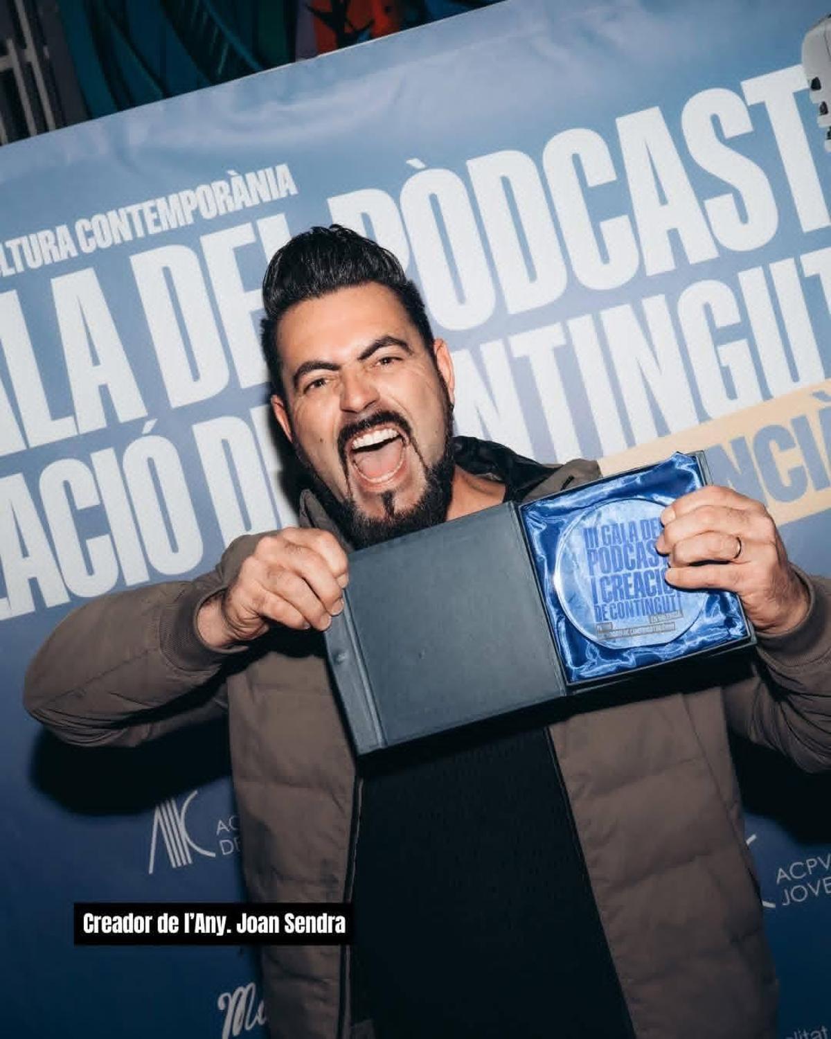 Joan Sendra muestra su premio como mejor creador de contenido.