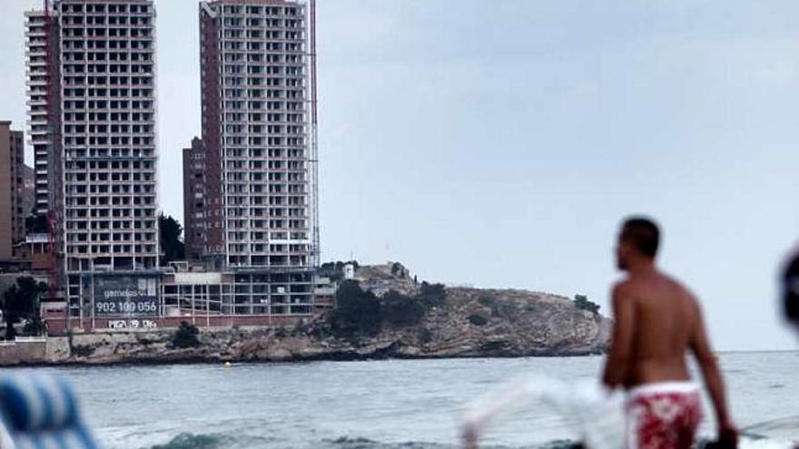 Las torres de Punta Llisera, al fondo, captadas ayer desde la playa.